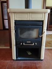 stufa a legna ventilata in maiolica usata montegrappa colore beige