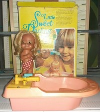 LOTTO GIOCATTOLO VINTAGE SET DOCCIA BAGNO LITTLE SWEET DARLING HONG KONG + BAMBOLA MADE KOREA