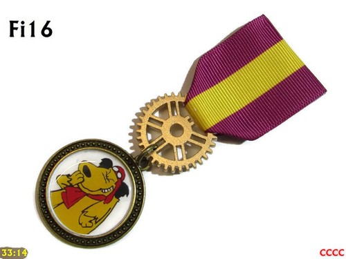 Spilla steampunk medaglia