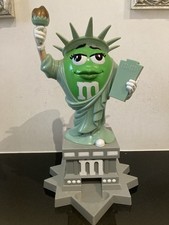 M&M’s Dispenser Statua Della