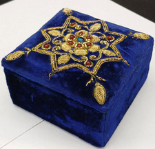 SCATOLA PORTAGIOIE ETNICA IN VELLUTO CON DECORAZIONI IN RILIEVO