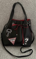 Borsa a mano Guess nera rossa