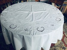 TOVAGLIA  ovale ricco ricamo rilievo cm. 225 x 210  con 12 tovagioli , vintage