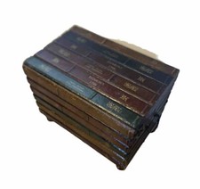 Baule vintage di antichi libri