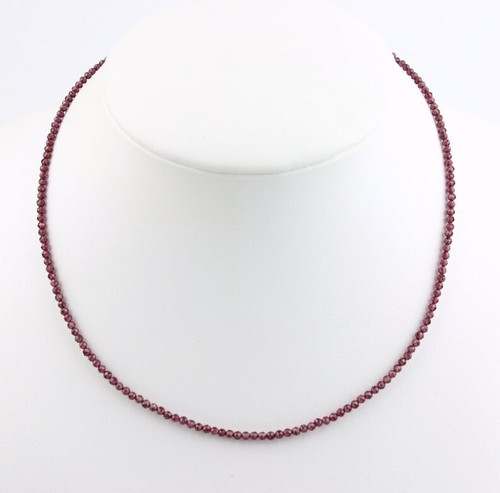 Delicato granato rodolite