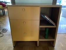 mobiletto da ingresso in legno chiaro a 3 cassetti arancioni e 2 ripiani aperti