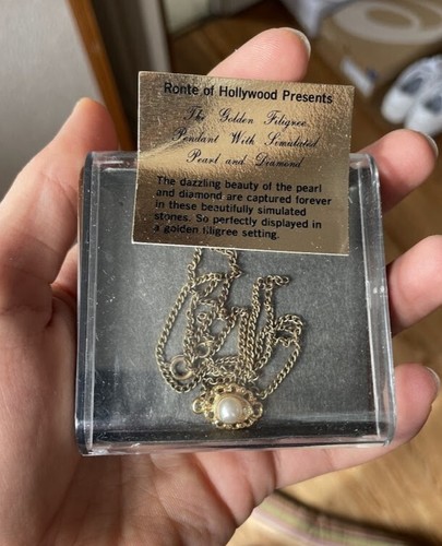 Collana dorata con pendente