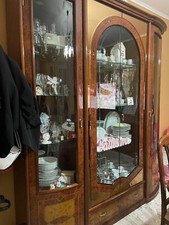 mobile vetrina , tavolo e sedie e credenza. Come nuovi senza nessuna rigatura 