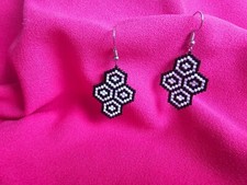 Orecchini di perline miyuki delica in due colori bianco e nero