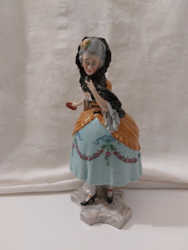 Rara dama statuina figura in - rara,