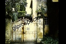 Cancello in ferro nel parco Villa Doria Pamphili a Roma Italia scivolo Kodachrome OTT 68
