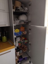 cucina usata moderna completa di piano cottura e lavello e cappa colore bianco 