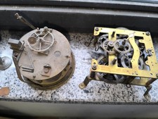 Due interessanti meccanismi antichi da orologio da tavolo