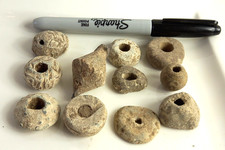 Lotto di pesi in piombo da romano a medievale trovati in loft ritrovamento