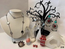 Lotto 8 pezzi, bigiotteria, collana, bracciale, anello, orecchini