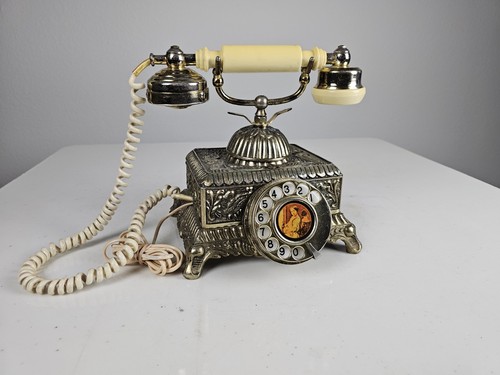 Telefono vintage ornato stile