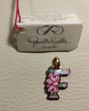 Ciondolo lettera F in oro e