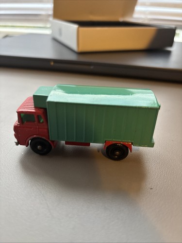 Vecchio camion frigorifero - vecchio,