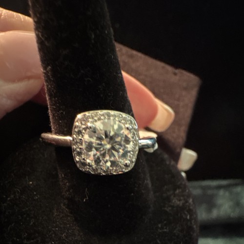 Moissanite aureola placcata