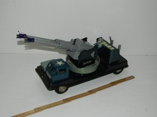 camion giocattolo da guerra in