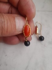 ORECCHINI IN CORALLO SARDO E ONICE  MONTATI IN ARG. 925. FATTO A MANO 
