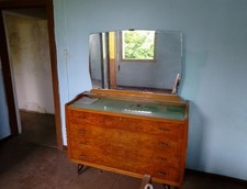 Comò antico con specchio