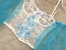 Crop Top bustier In pizzo bianco con manichine turchesi