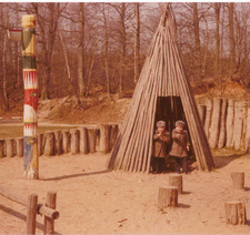 Foto Vintage a Colori Due Ragazzi Tipi Totem Polo Tema Parco Foresta Inverno Bambini