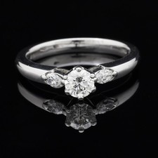 SOLITAIRE RING IN 18KT WHITE