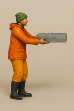 TG79 Fisherman Carrying Box of Fresh Fish - Modellino in scala Jäger Hobby