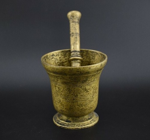Antico macina erbe primitivo
