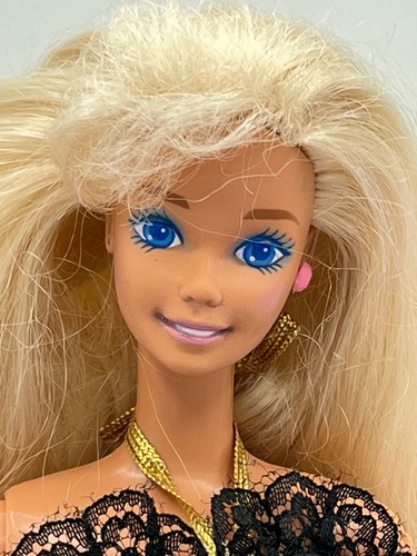 Vecchia bambola barbie - vecchia,