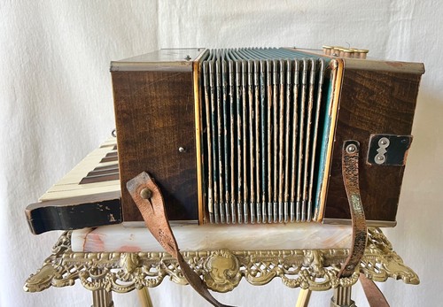 Antica fisarmonica concertina