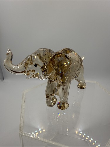 Statuina giovane elefante