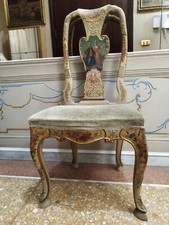 ANTICA SEDIA DIPINTA E DORATA DEL 1700. FIORI, PERSONAGGI E STUCCHI DORATI. RARA