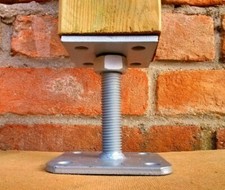 Porta pilastro regolabile in altezza per travi da 7-9-12 cm. supporto con barra 