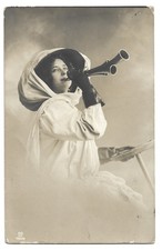 Antica CARTOLINA: DONNA AL VOLANTE CON CLACSON, TROMBETTA