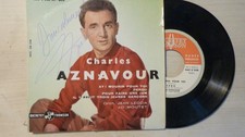 Autographe Dédicace ORIGINAL du Chanteur CHARLES AZNAVOUR sur Pochette EP 45T