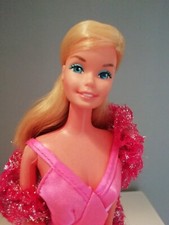 Barbie Superstar anni 70 con abito rosa/fucsia, scarpe, stola e piedistallo