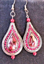 Orecchini goccia argentata cupcakes ai frutti rossi e perline rosse. Boho chic.