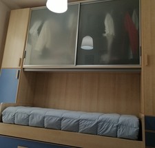 Armadio ponte per cameretta con letto