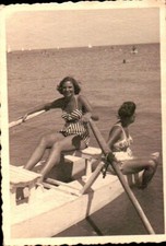 FOTO ANNI 50 - RAGAZZA SU MOSCONE AL MARE IN ADRIATICO