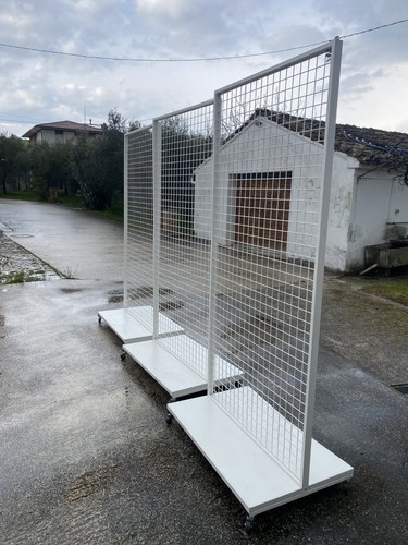 Espositore bianco con - parete, a