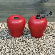 Set macina sale e pepe vintage in legno a forma di mela con bordo nero