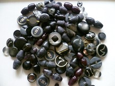 90 VECCHI BOTTONI CON SEGNI TEMPO DA VECCHIA SCATOLA MERCERIA COLORI SCURI