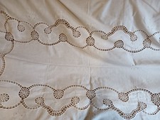 TOVAGLIA RICAMATA E UNCINETTO CON TOVAGLIOLI
