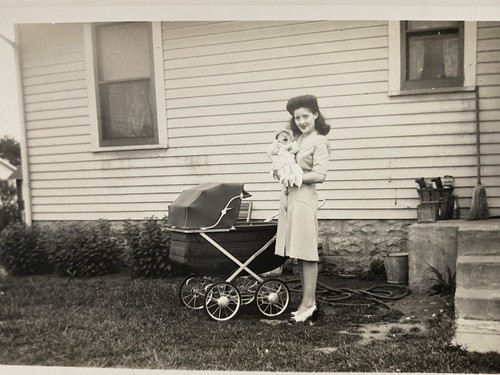 Donna con bambino che piange - , e
