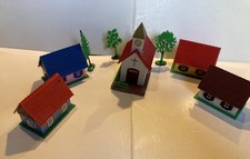 Lotto di 4 casette e una chiesa, più 3 alberelli, plastica. Scala H0, M. I. W. 