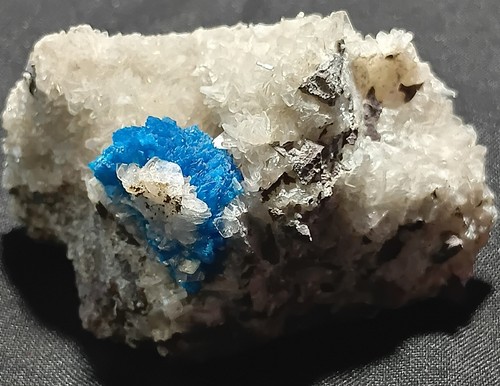 Rara cavansite blu elettrico