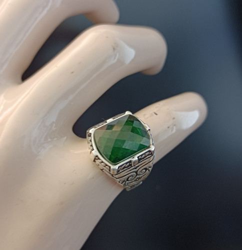 Anello uomo look smeraldo
